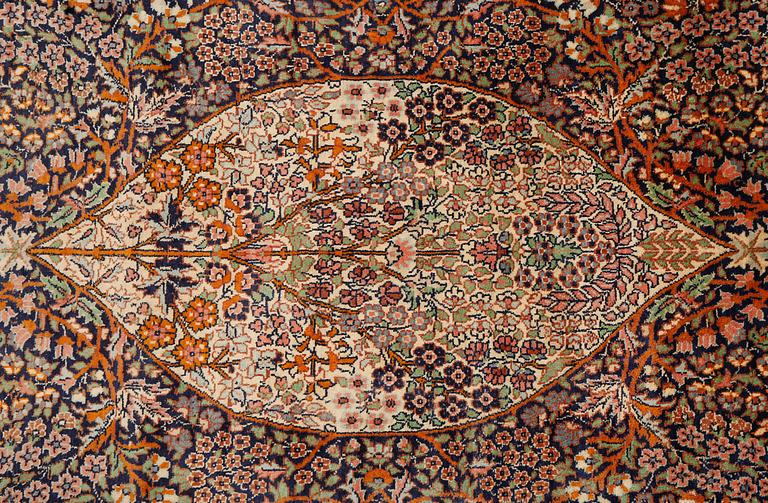MATTA, troligen Ghom, 1900-talets andra hälft, 226 x 138 cm.