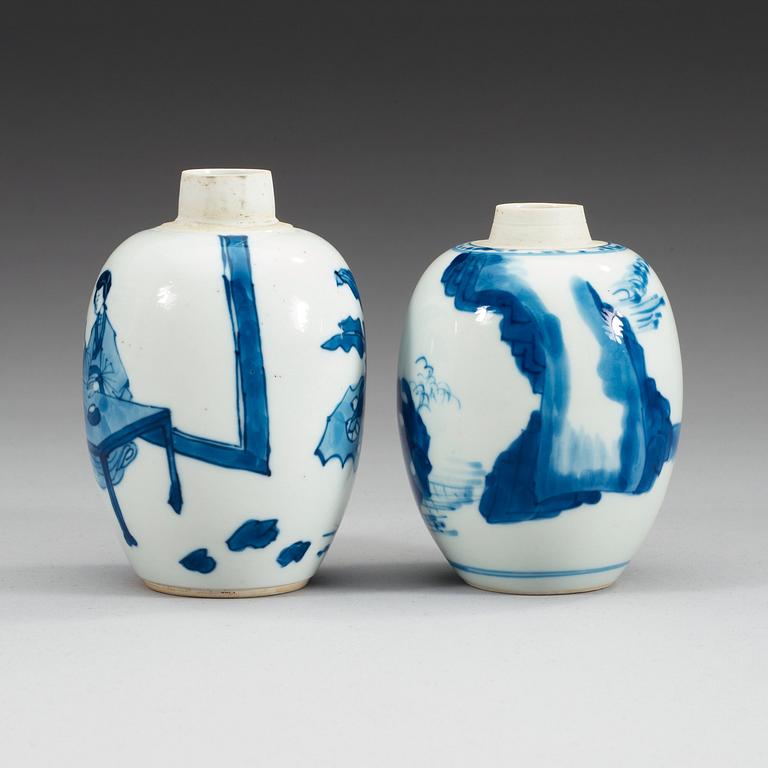 TEKRUKOR, två stycken, porslin. Qing dynastin, Kangxi (1662-1722).