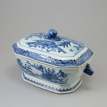 TERRIN med LOCK och FAT, kompaniporslin. Kina, Qingdynastin, Qianlong (1736-95).
