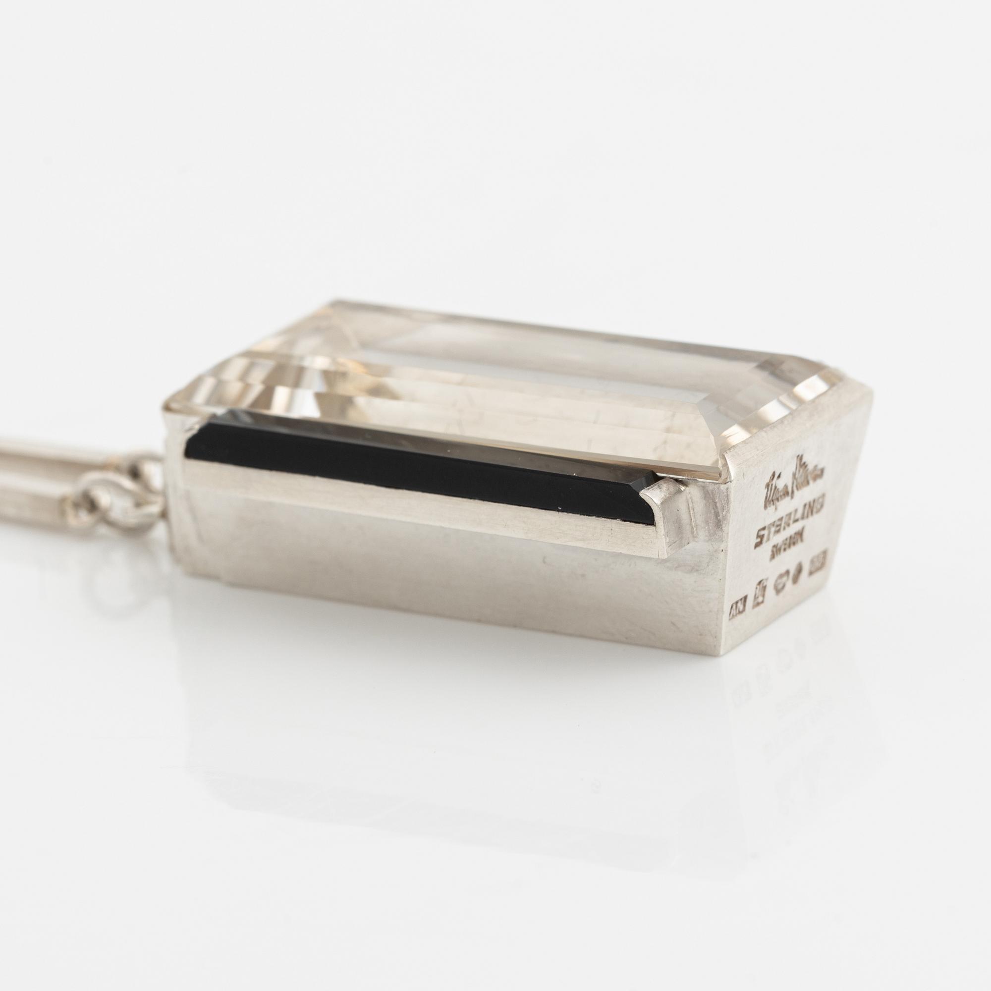 Wiwen Nilsson, hängsmycke sterlingsilver med fasettslipad bergkristall och onyx, Lund 1940.