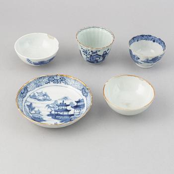 A group of blue and white chinese and japanese porcelain, 18th/19th Century. (7 pieces).