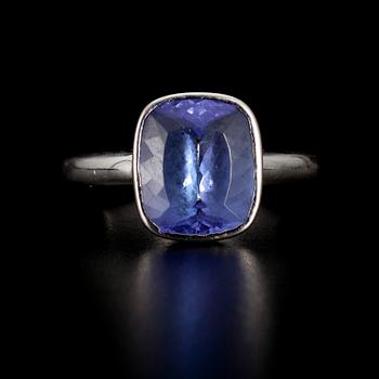 RING, vitguld 18K, tanzanit 3,9 ct. Vikt 8,6 g.
