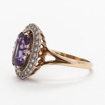 Ring, 14K guld, diamanter, syntetisk korund.
