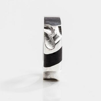 RING, sterling silver och ebenholts, "Bantu" Zoltan Popovits, Lapponia 1996. Vikt 6,6 g.