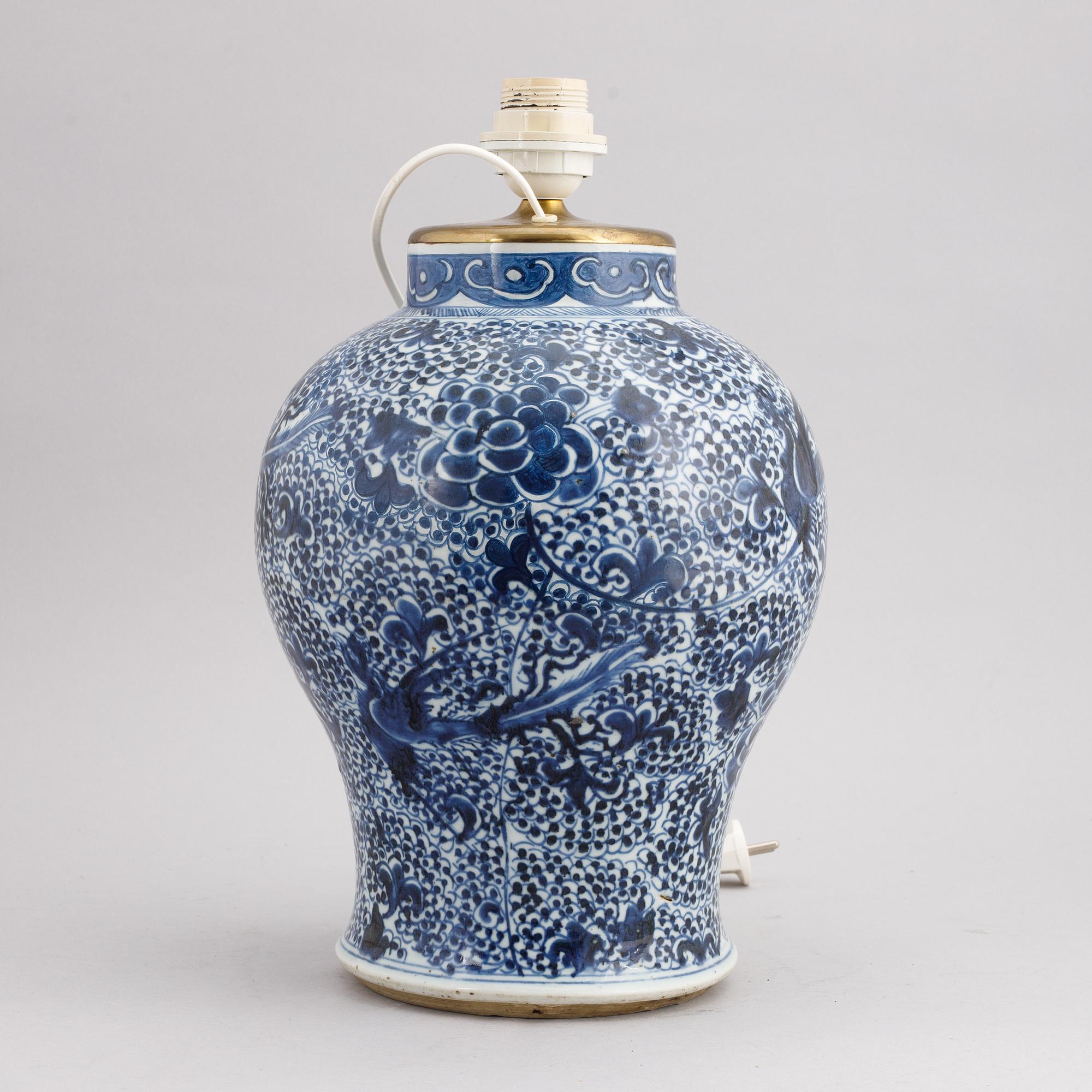 A Chinese blue and white porcelain urn, Qing dynasty, 19th century.