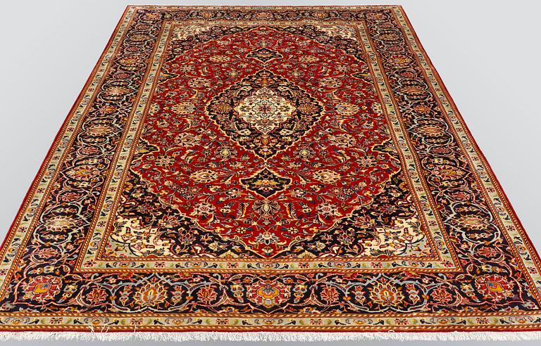 A carpet, Kashan, signed, ca 300 x 204 cm.