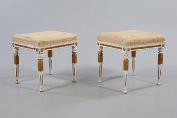 TABURETTER, ett par, sengustavianska, omkring sekelskiftet 1800.