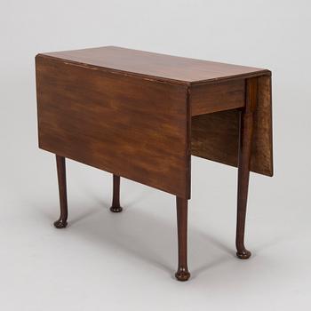 English mahogany veneered drop-leaf table, 19th century.