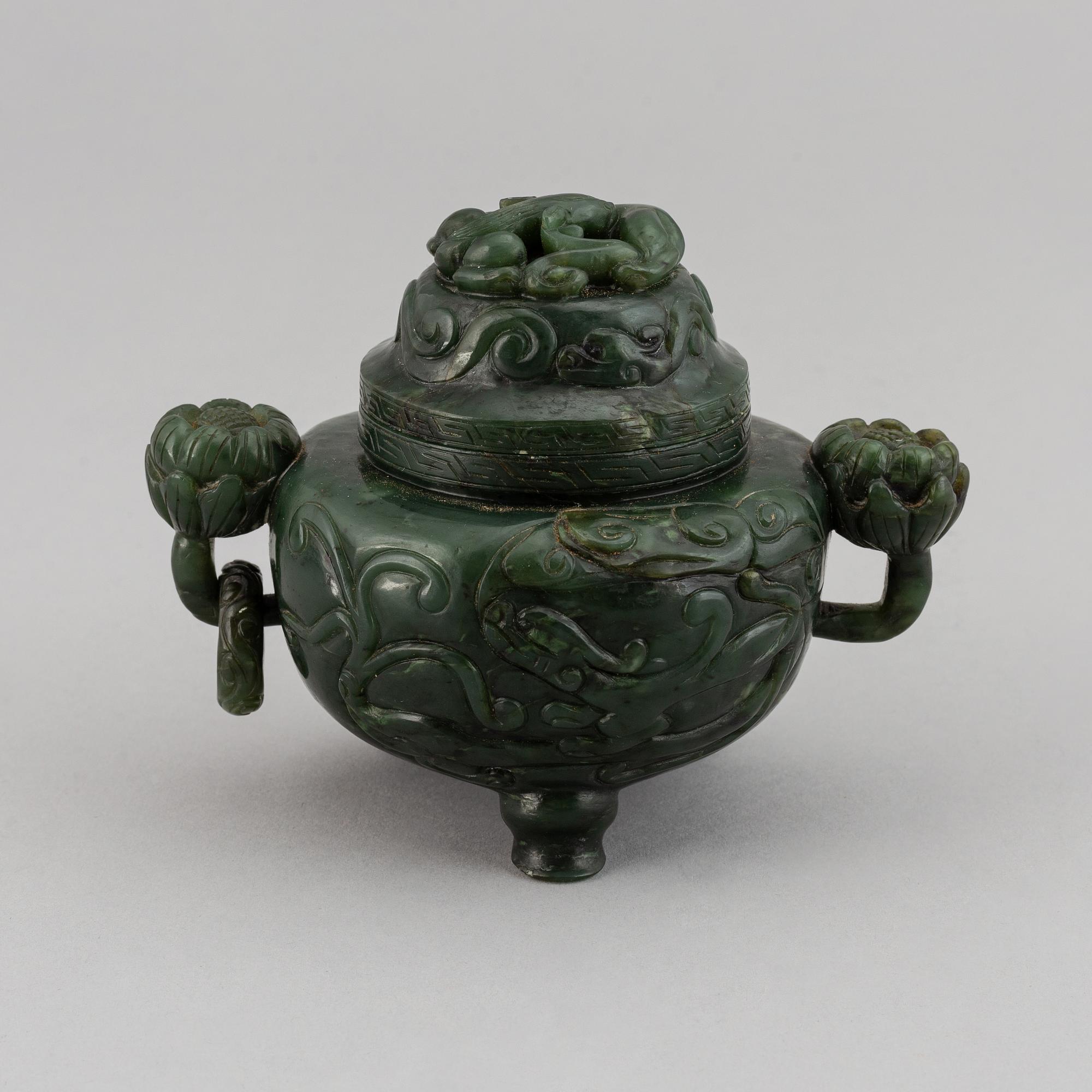 A Chinese bowenite/serpentine censer with cover, first half of 20th Century.
