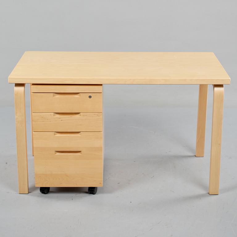 SKRIVBORD samt HURTS, Alvar Aalto, Artek, Finland, 2002.