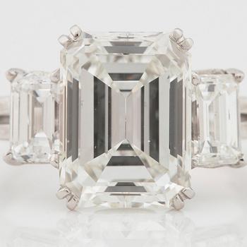A 5.37 ct emerald cut diamond ring. Quality H/VVS2 according to certificate from GIA.