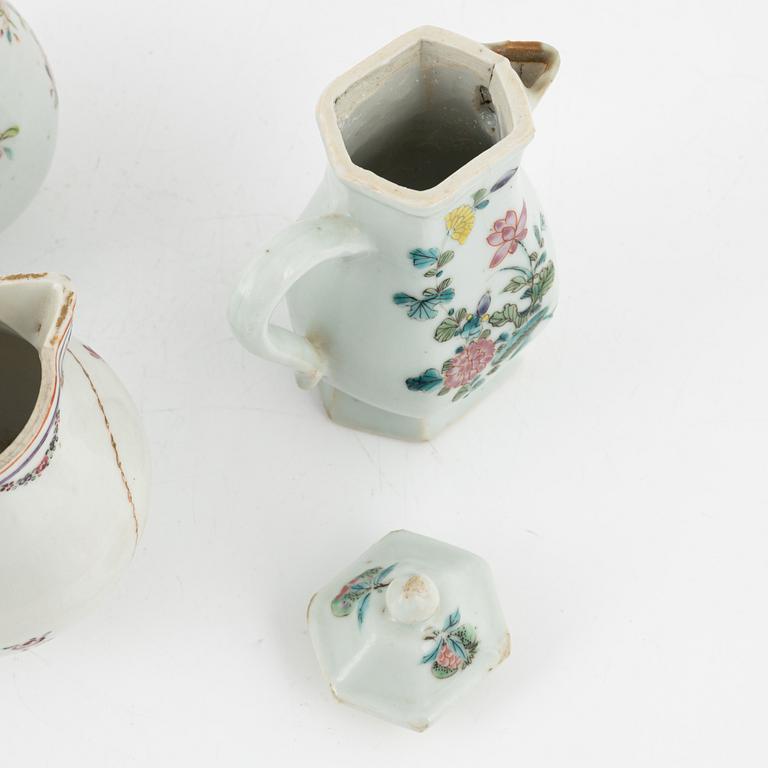 A porcelain mug and four creamers, China, 18th centruy.