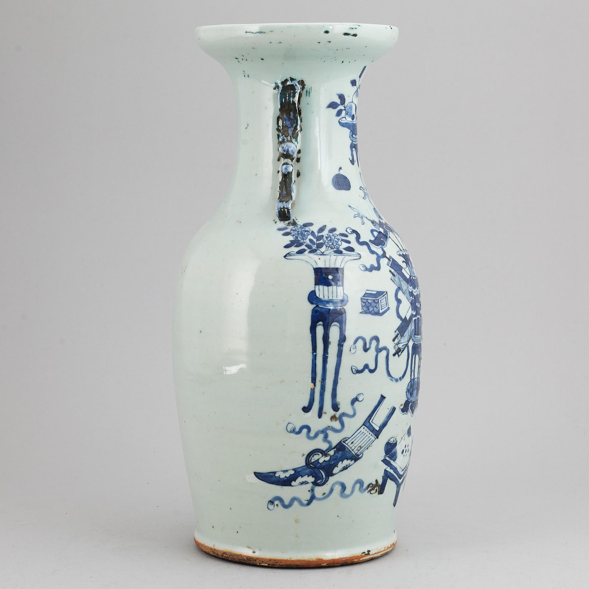 A blue and white floor vase, Qing dynasty, 19th century.