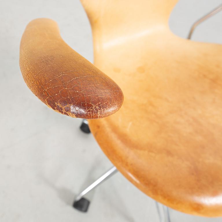 An Arne jacobsen Sjuan leather swivel chair for Fritz Hansen 1999.