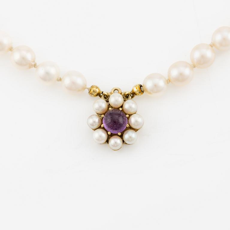 Necklace, cultured pearls, double strand, clasp in 14K gold with cabochon-cut amethyst and pearls.