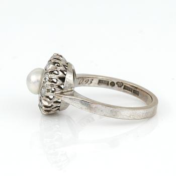 RING, 18K vitguld med odlad pärla och gammalslipade diamanter tot ca 0,93 ct, KÅ-CE, Stockholm, 1988. Vikt 5,52 g.