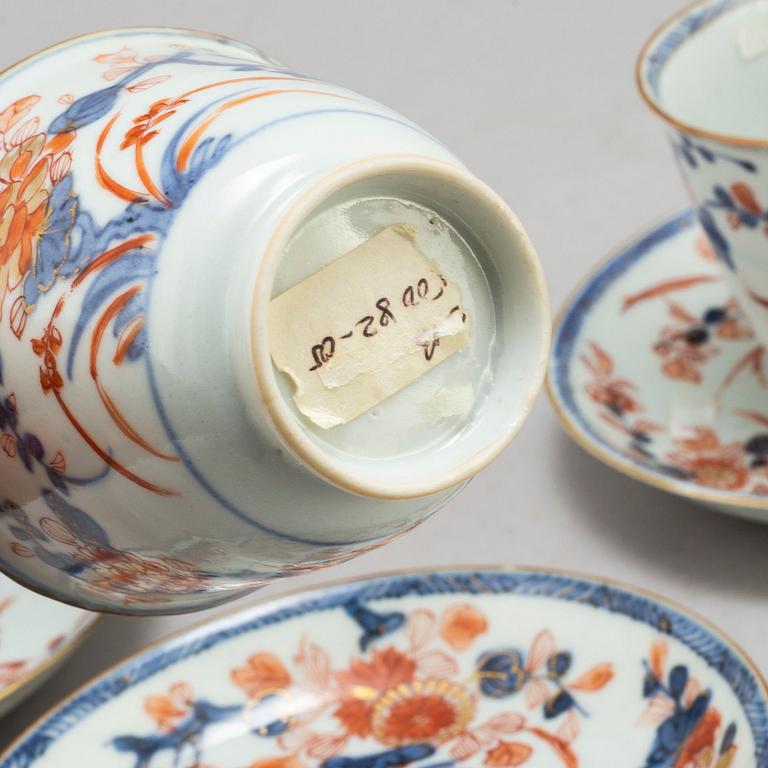 Three imari cups with saucers and two plates, Qing dynasty, Qianlong (1736-95).