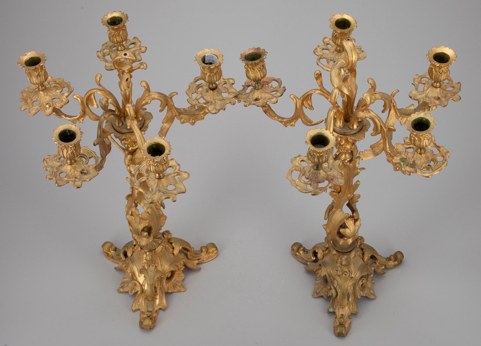 KANDELABRAR, ett par, förgylld brons, rokokostil, 1800-talets slut.
