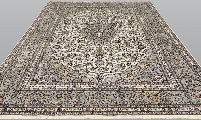 A Keshan carpet, approx. 353 x 250 cm.