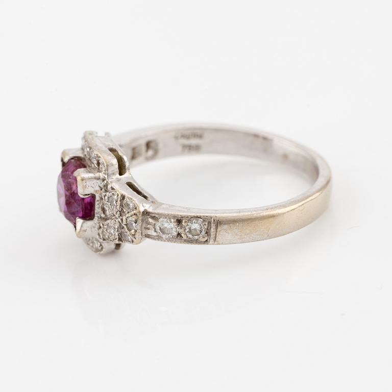 Ring in 18K white gold with a faceted ruby and round brilliant-cut diamonds.