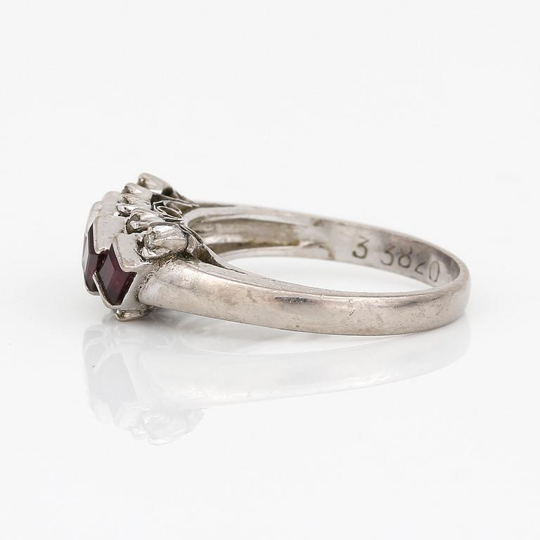 RING, 18k vitguld med små briljanter och rubiner.
