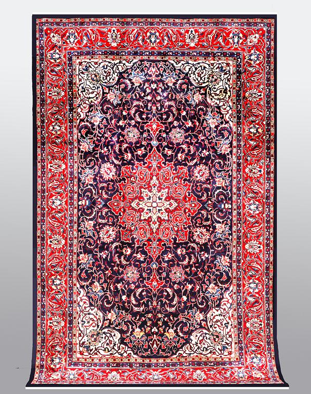 A carpet, Sarouk, ca 342 x 214 cm.