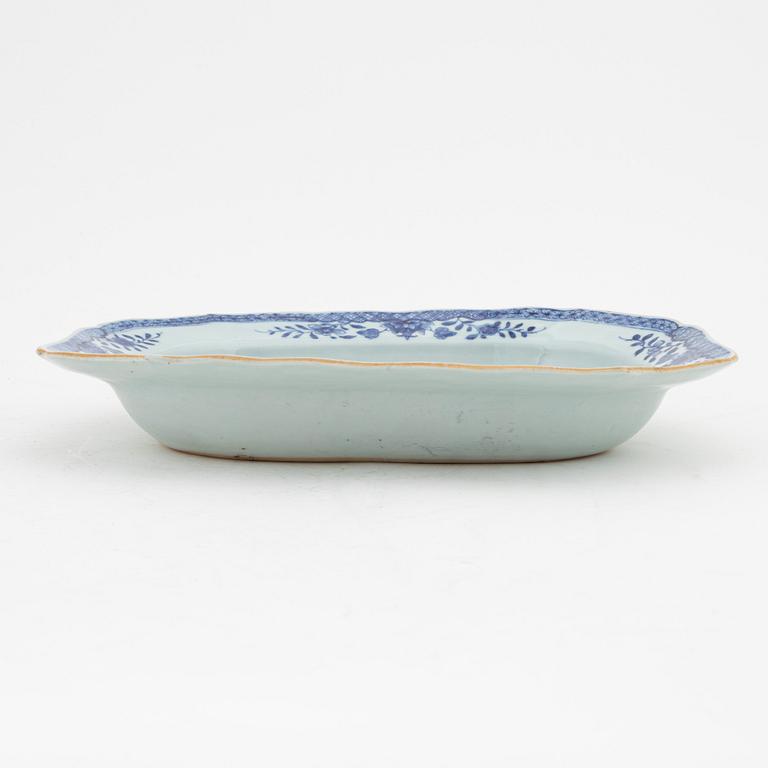 A Chinese porcelain blue and white charger, Qing Dynasty, Qianlong (1736-95).