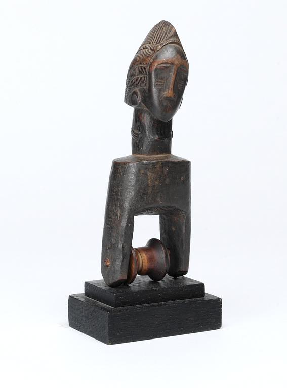 "HEDDLE PULLY" för vävning. Trä. Baoule-stammen. Côte d'Ivoire (Elfenbenskusten) omkring 1920-30. Höjd 16,5 cm.