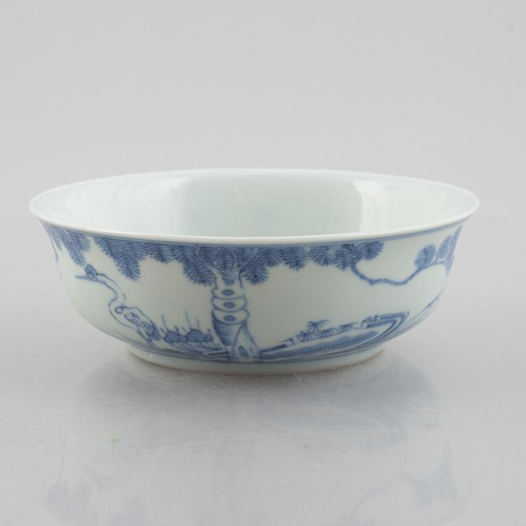 A group of three Chinese blue and white porcelain bowls, late Qing dynasty / early 20th century.