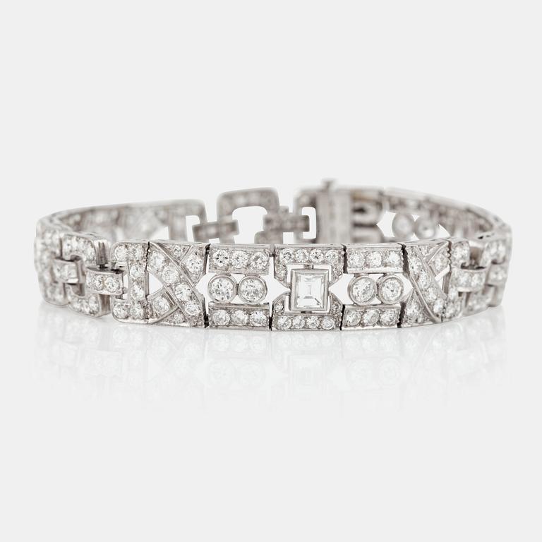 A brilliant- and step-cut diamond bracelet. Total carat weight circa 8.10 cts.