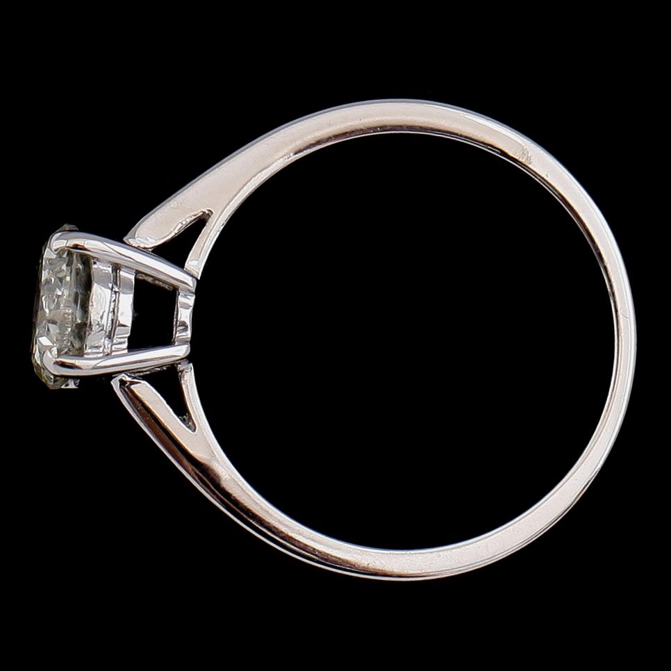 RING, 18 k vitguld, solitär briljantslipad diamant ca 1.29 ct.