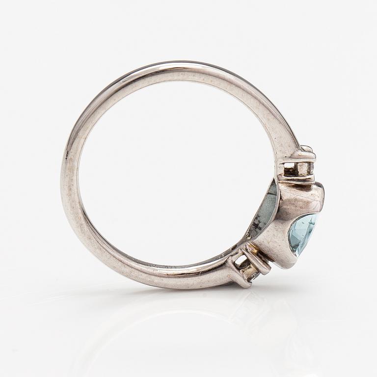 A 14K white gold ring with an aquamarine and diamonds ca. 0.08 ct in total.
