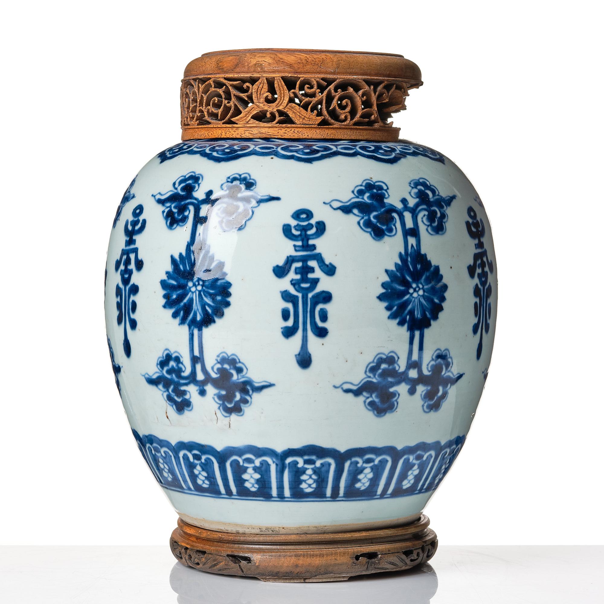 A blue and white jar, Qing dynasty, Kangxi (1662-1722).