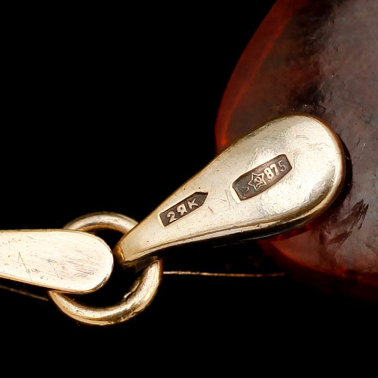 VOTIVBILDER, 3 st, samt HÄNGE, bärnsten med 20 k guld fattning.