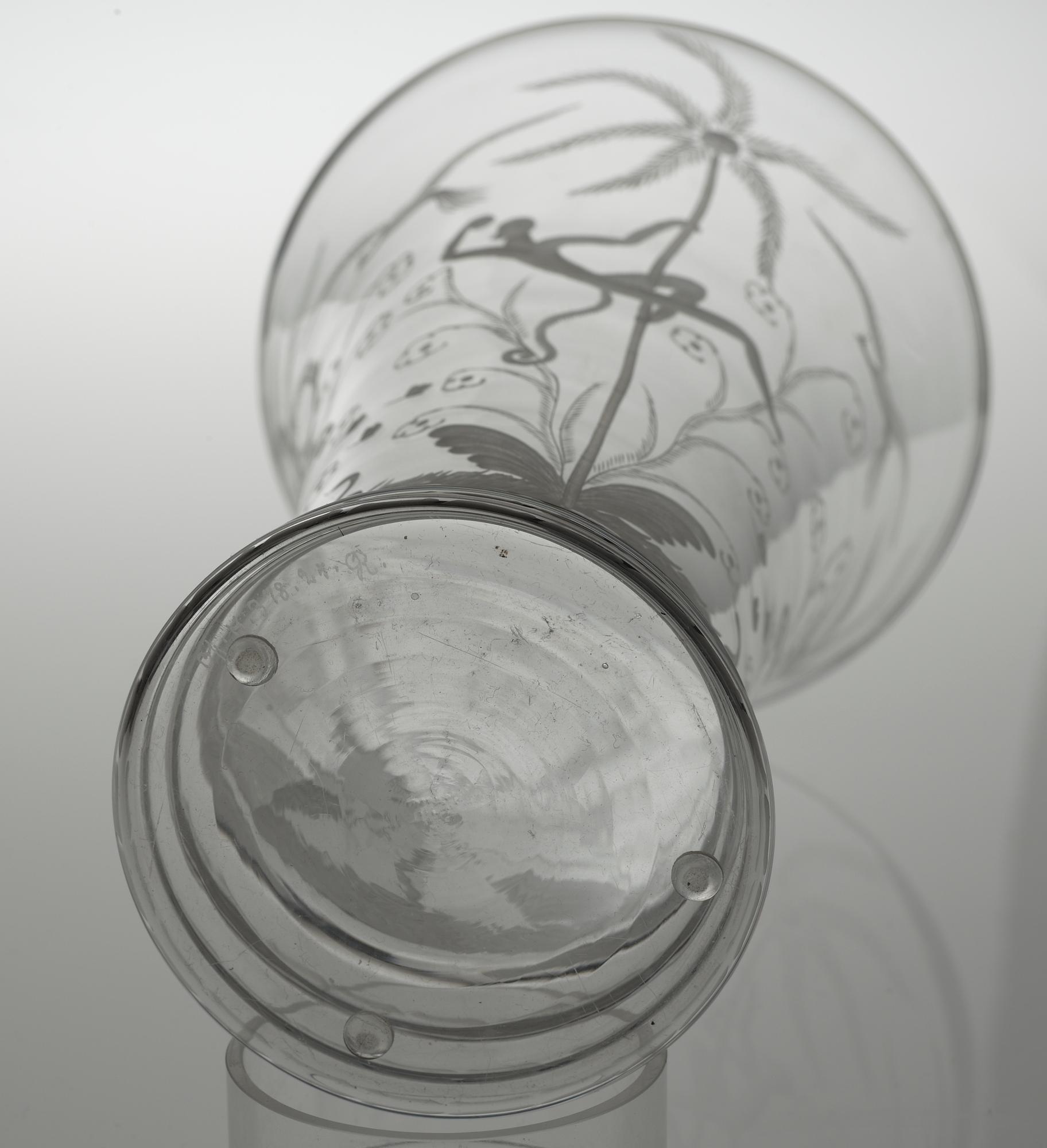 An Edward Hald engraved glass vase, Orrefors 1925.