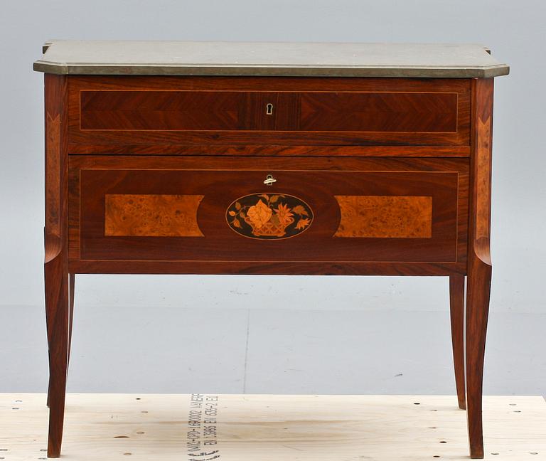 BYRÅ, gustaviansk stil, 1900-tal.