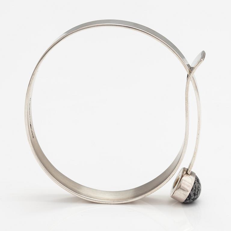 Elis Kauppi, A silver bracelet with an snowflake obsidian. Kupittaan kulta, Turku 1958.