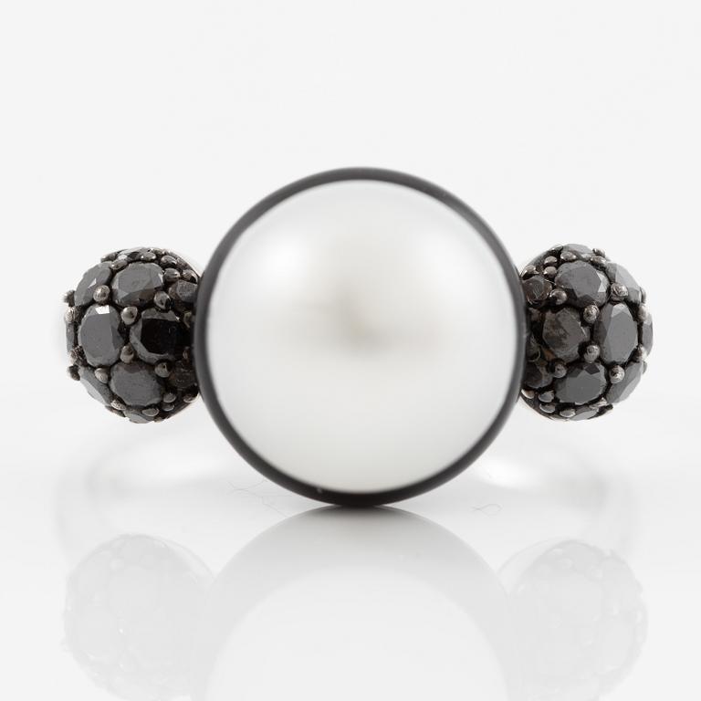 Ring 18K vitguld med en odlad Söderhavspärla och svarta diamanter och emalj, Autore.