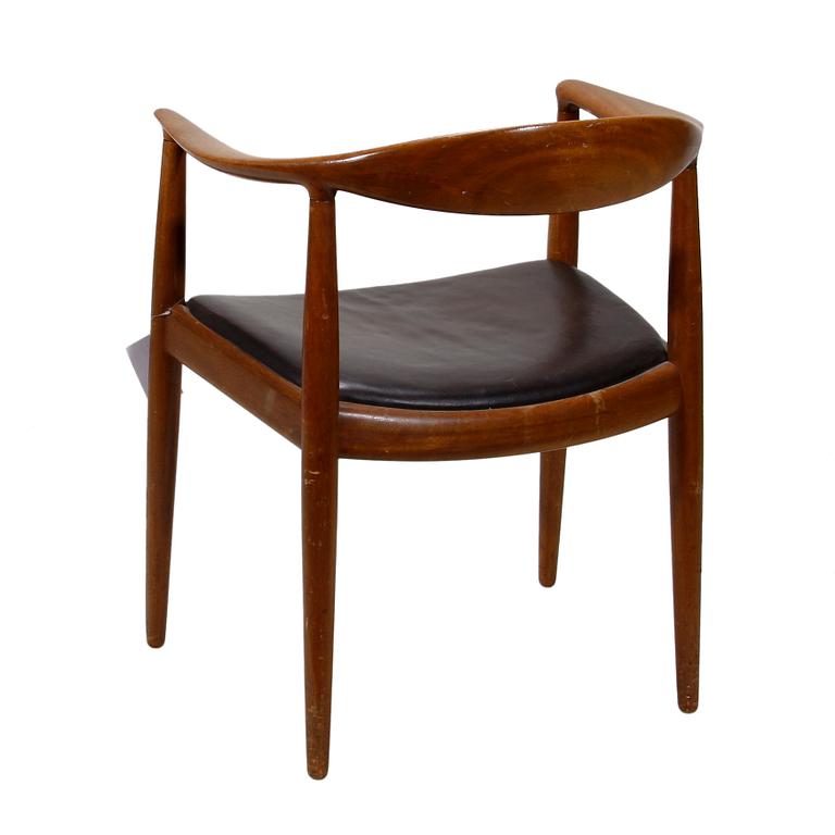 KARMSTOL, "The Chair", Hans J Wegner för Johannes Hansen, formgiven 1949.