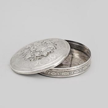 KAKBURK, silver, Persisk, Isfahan, Rezā Shāh perioden, omkr 1900-talets mitt. Totalvikt ca 1080 gram.