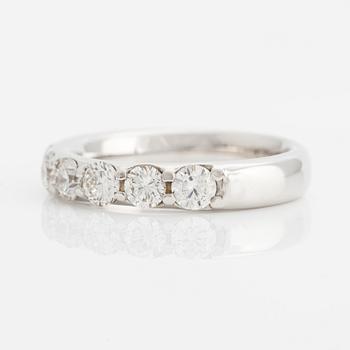 Half-eternity ring with brilliant-cut diamonds.