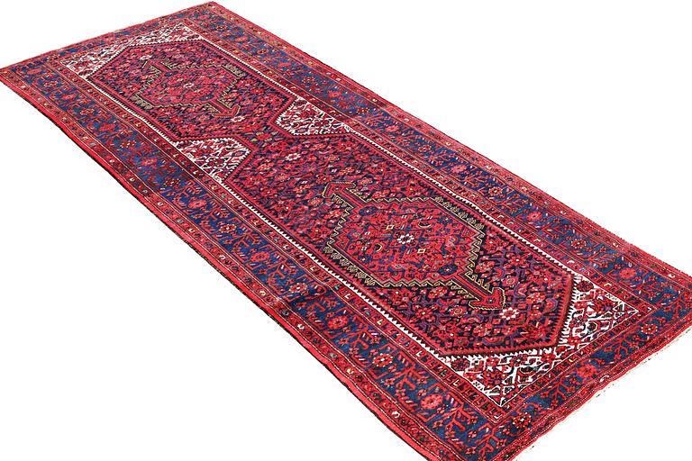 A Hosseinabad carpet, c. 391 x 135 cm.