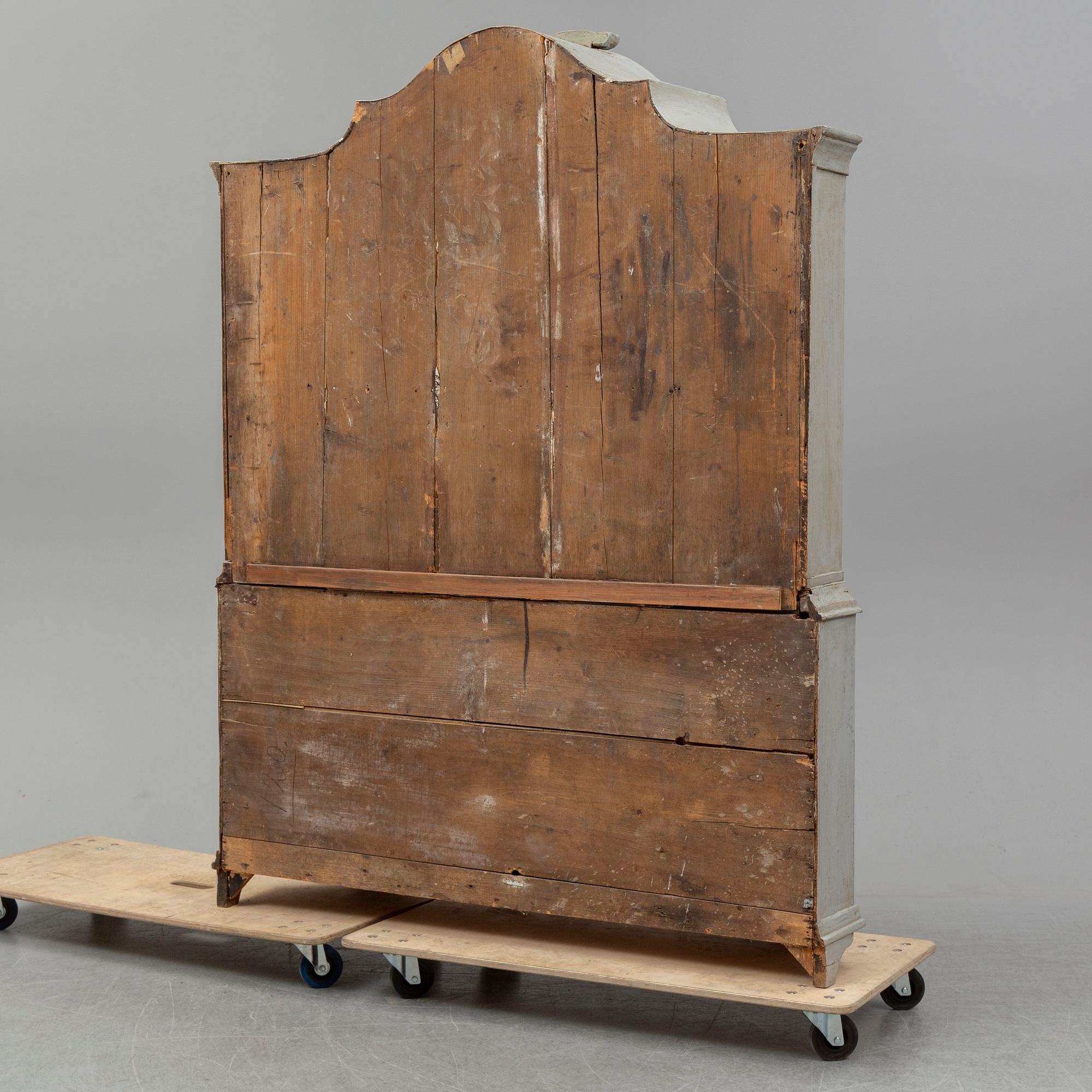 A rococo display cabinet from the 18th century.