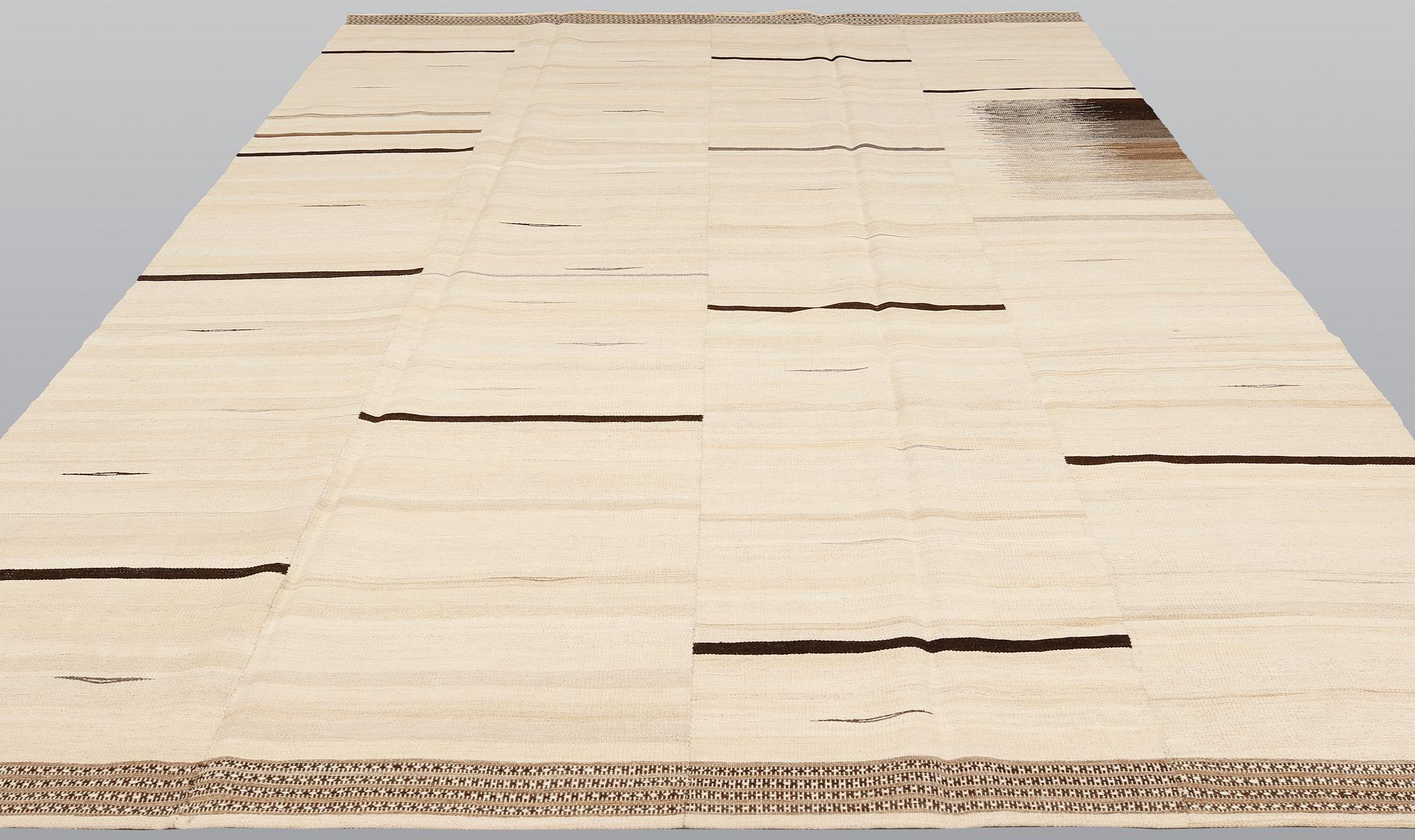 Matta, orientalisk slätväv, ca 314 x 221 cm.