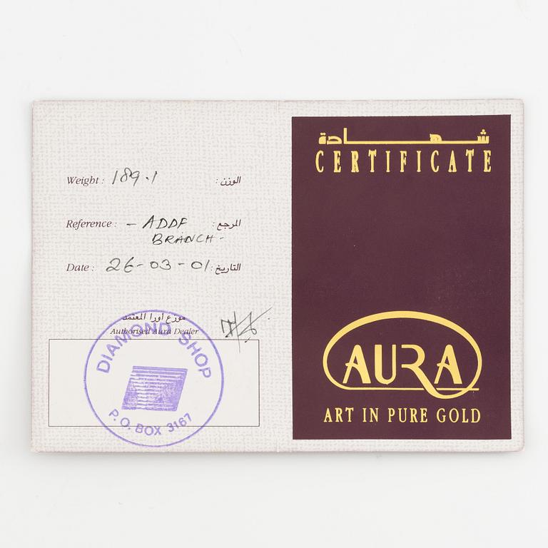 Garnityr av guldsmycken, en collier (14K), ett armband (18K), ett par örhängen (14K) och en ring (14K).