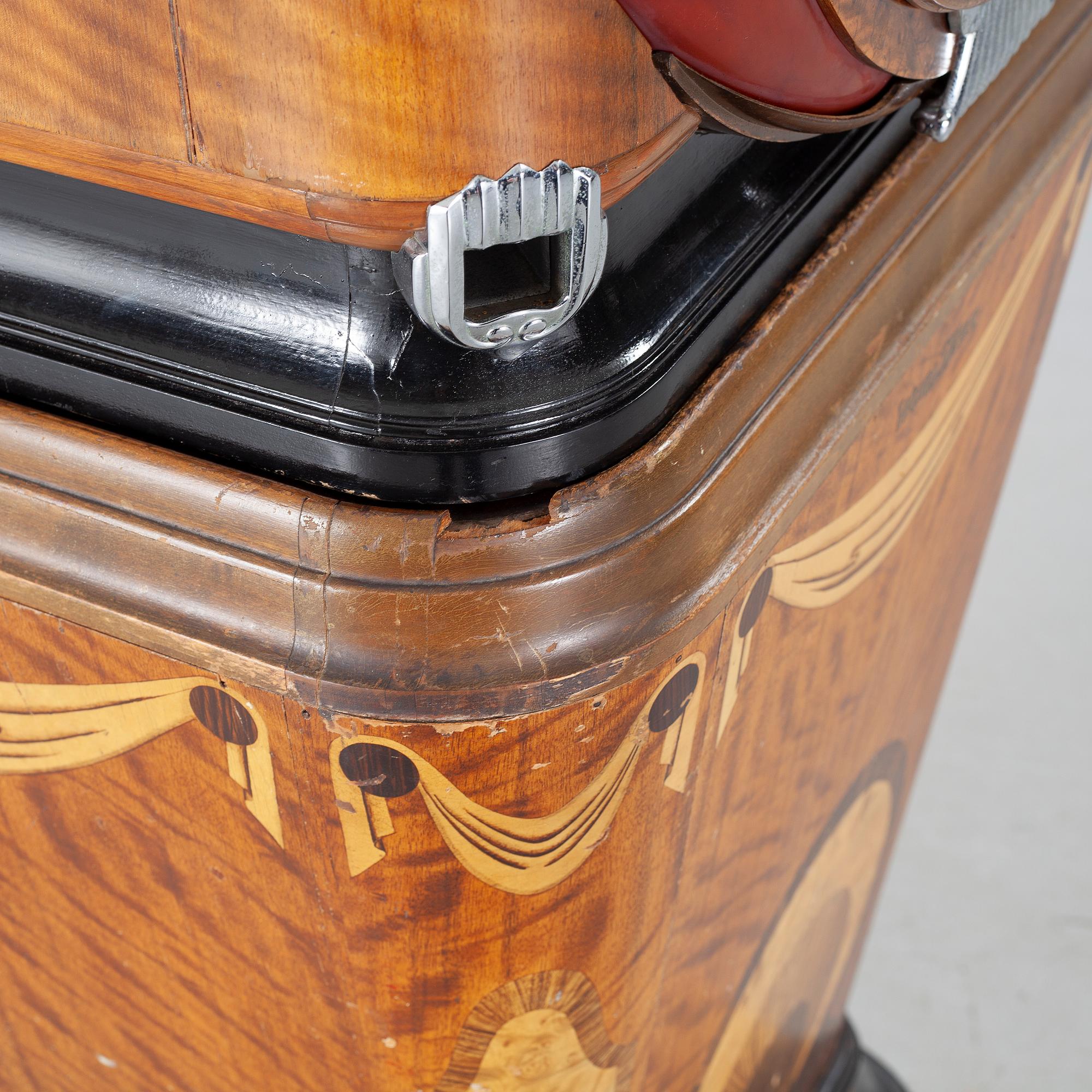 JUKEBOX, Wurlitzer Model 81, on original wooden stand "Mae West".
