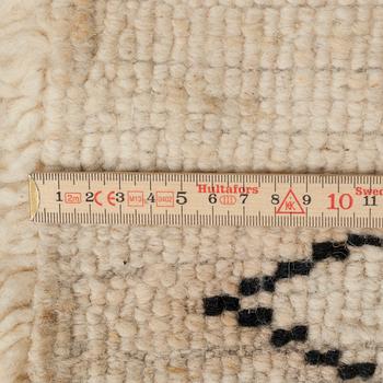 MATTA, Marocko, ca 282 x 238 cm.