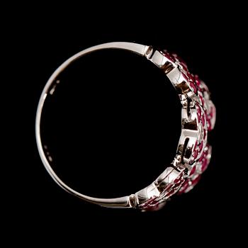 RING, 10 k vitguld, paveinfattade mindre rubiner tot ca 0,90 ct.