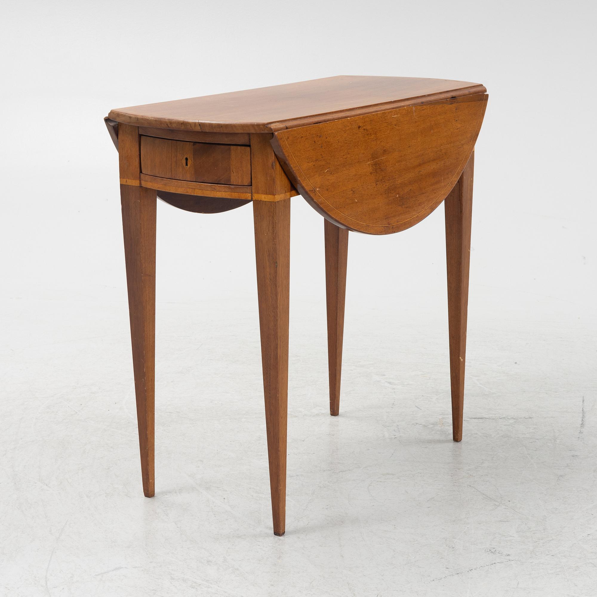 Drop-leaf table, circa 1800.