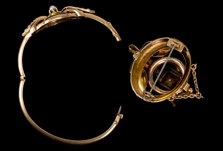 BROSCH/HÄNGE SAMT ARMRING, 18 k guld med pärlor, Gustav Dahlgren, Malmö, 1886 . Totalvikt ca 25 g.